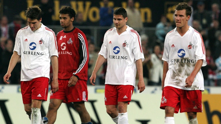 Die Kölner Spieler Ricardo Cabanas (l-r), Marvin Matip, Imre Szabics und Denis Epstein gehen nach dem Spiel enttäuscht vom Platz.