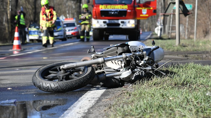 Bei dem Unfall in NRW ist ein Motorradfahrer ums Leben gekommen. Unser Foto zeigt einen Unfallort mit einem Motorrad.