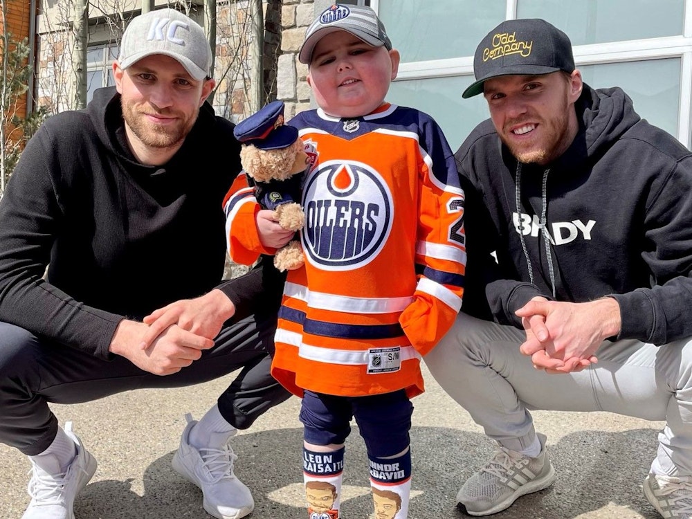 Der kleine Ben (6) posiert auf einem Foto mit NHL-Stürmer Leon Draisaitl und dessen Teamkollegen Connor McDavid.