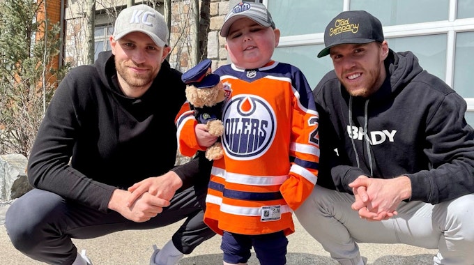 Der kleine Ben (6) posiert auf einem Foto mit NHL-Stürmer Leon Draisaitl und dessen Teamkollegen Connor McDavid.