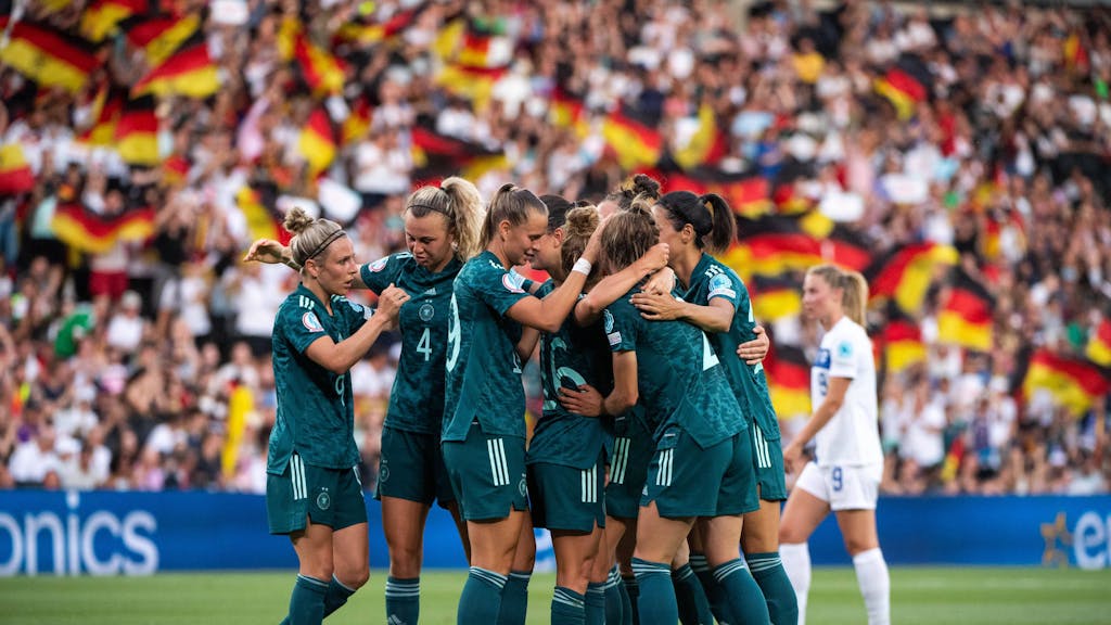 Die Deutsche Frauen-Nationalmannschaft bejubelt gemeinsam dem Treffer zum 1:0