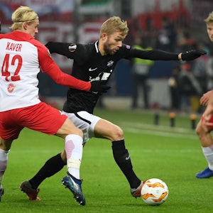 Xaver Schlager (l.) von Red Bull Salzburg und Konrad Laimer (r.) von RB Leipzig streiten um den Ball. Mittlerweile stehen beide bei den Sachsen unter Vertrag.