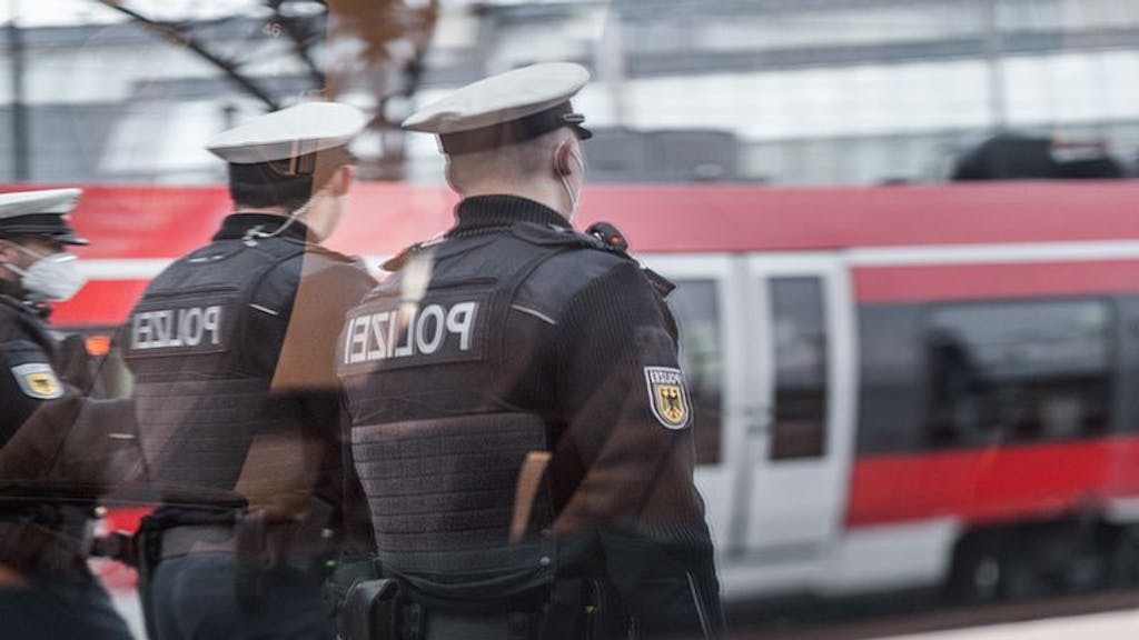 Das Symbolfoto zeigt drei Bundespolizisten am Hauptbahnhof.