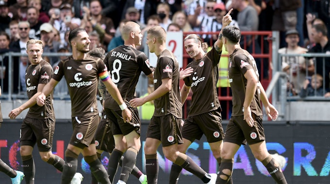 Die Spieler des FC St. Pauli bejubeln einen Treffer gegen Nürnberg. Dabei sind: Lukas Daschner, Leart Paqarada, Eric Smith, Jakov Medic, Jackson Irvine.