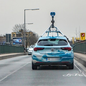 Ein Fahrzeug von Google Street View mit einer aufgebauten Kamera fährt über eine Brücke in Köln-Lövenich.
