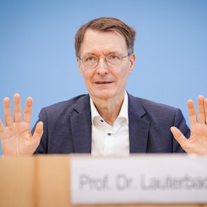 Karl Lauterbach (SPD), Bundesminister für Gesundheit, gibt am 12. August eine Pressekonferenz zur Corona-Lage.
