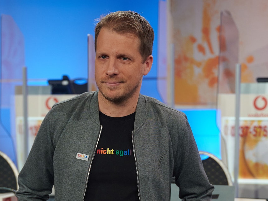 Der Komiker Oliver Pocher steht beim 25. RTL Spendenmarathon im Studio.