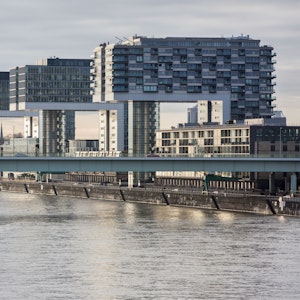 Blick auf den Rhein mit den Kranhäusern.