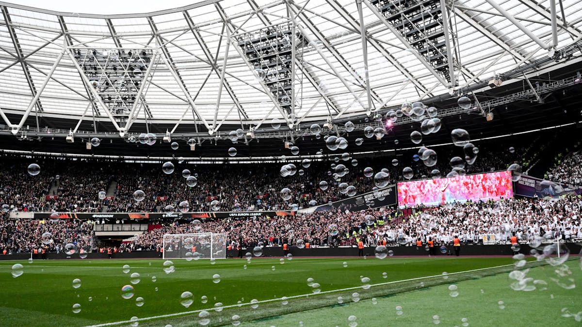 Im gut gefüllten Inneren des London Stadium sind Seifenblasen zu sehen. Sie sind das Markenzeichen von West Ham United.
