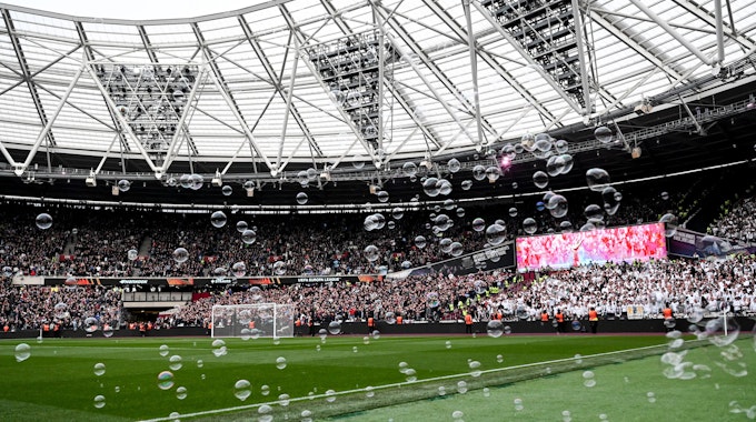 Im gut gefüllten Inneren des London Stadium sind Seifenblasen zu sehen. Sie sind das Markenzeichen von West Ham United.