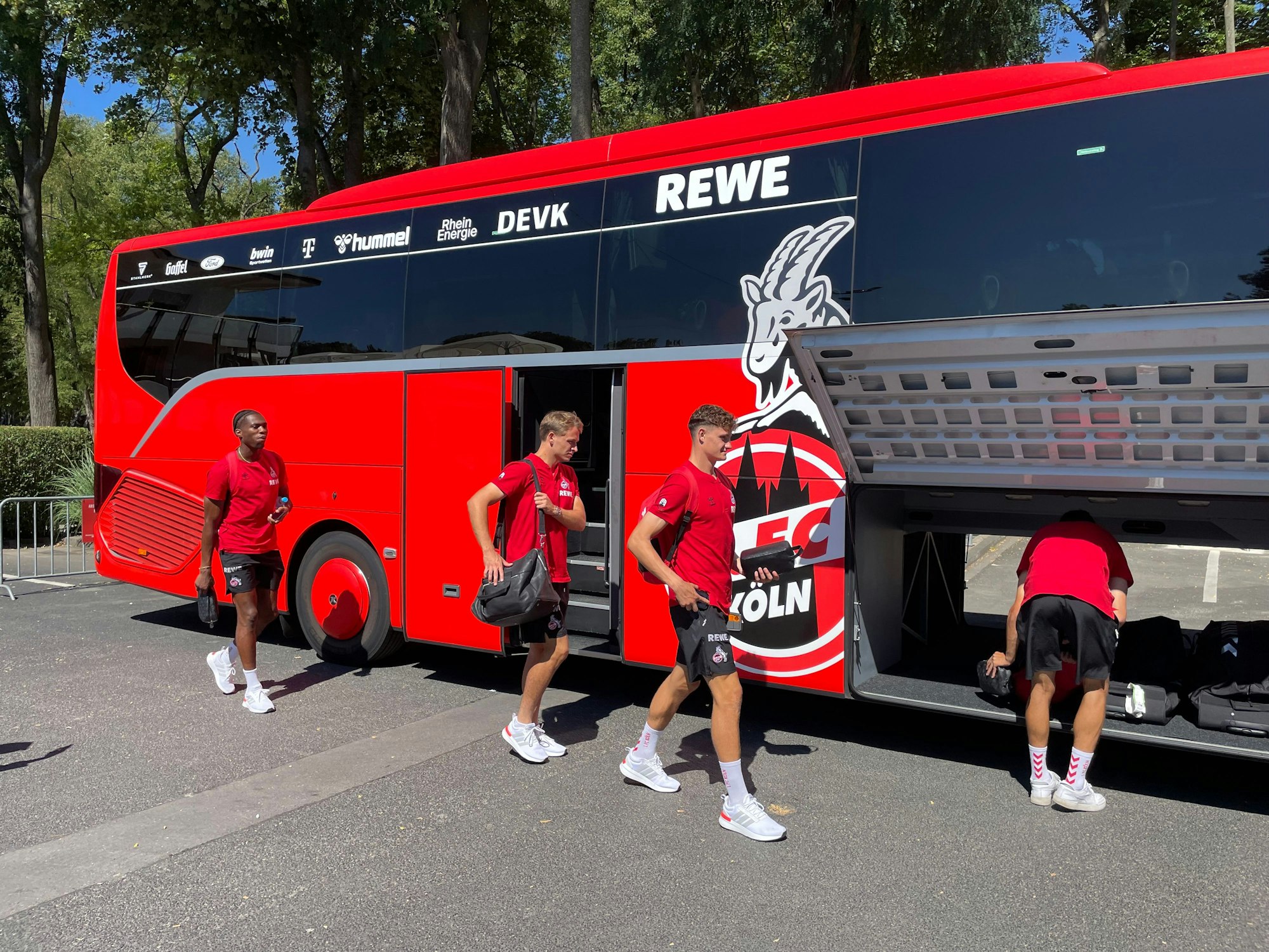 Die Spieler des 1. FC Köln steigen in den Mannschaftsbus.