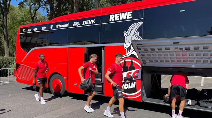 Die Spieler des 1. FC Köln steigen in den Mannschaftsbus.
