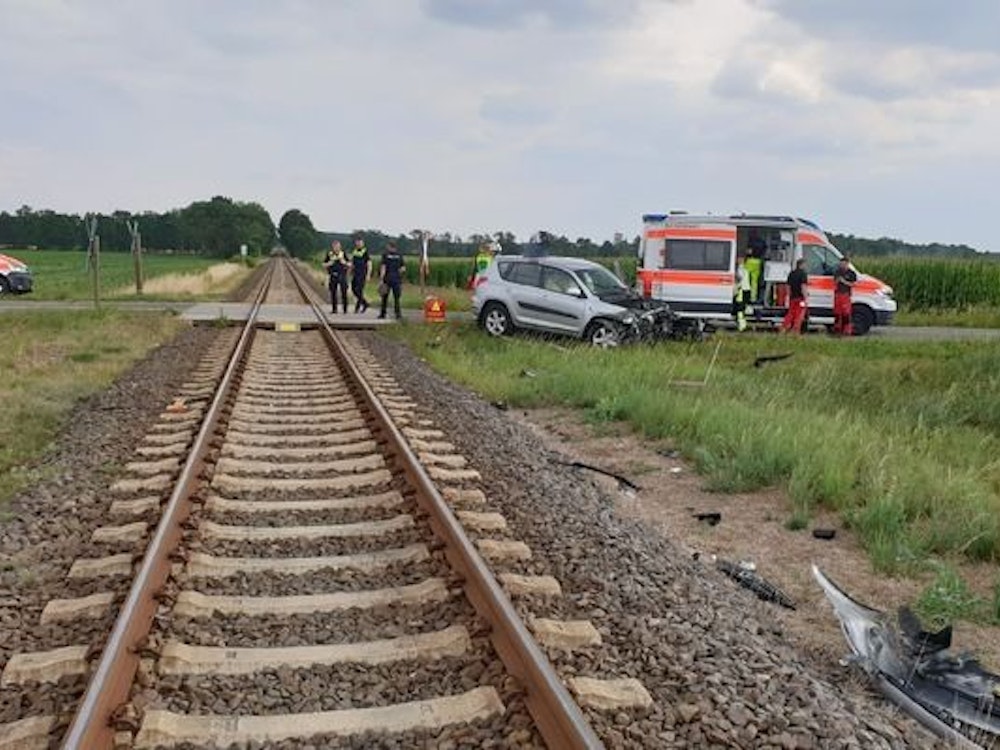 Samstag, 13. August: In Lüneburg ist eine Seniorin (86) mit ihrem Pkw in einen fahrenden Personenzug gekracht. Die 86-Jährige wurde nur leicht verletzt, Fahrgäste und Lokführer blieben unverletzt. Die Bahnstrecke wurde gesperrt.