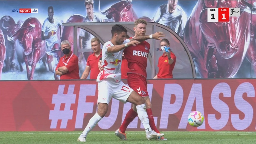 Dominik Szoboszlai schlägt im Spiel gegen den 1. FC Köln mit dem linken Arm nach hinten aus und trifft Florian Kainz am Hals.