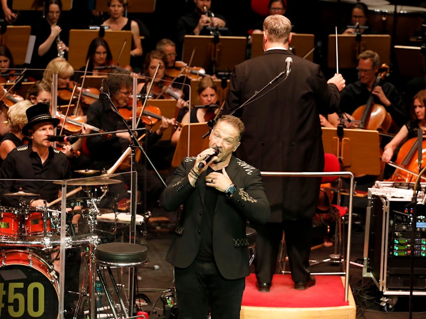Patrick Lück als Frontmann der Höhner auf der Bühne der Philharmonie in Köln.