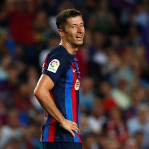 Robert Lewandowski hadert bei seinem Liga-Debüt für den FC Barcelona gegen Rayo Vallecano.