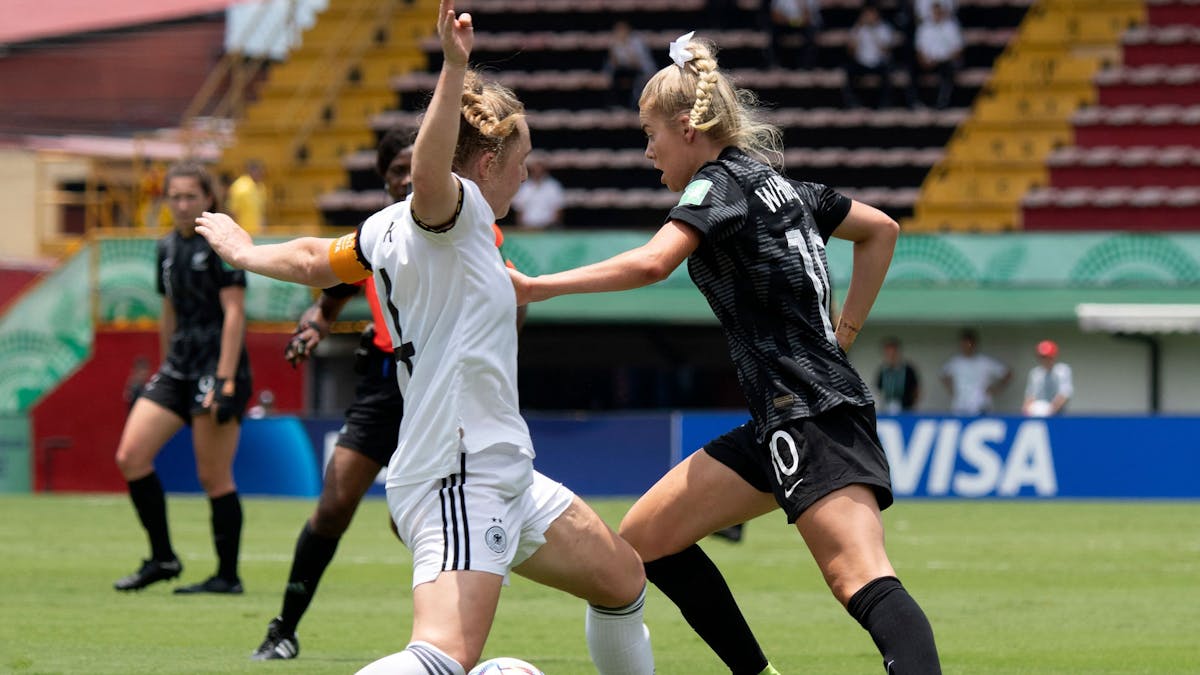 Deutschlands Madeleine Steck (r.) beim Spiel der U20-WM gegen Neuseeland im Duell mit Alyssa Whinham