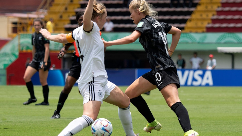 Deutschlands Madeleine Steck (r.) beim Spiel der U20-WM gegen Neuseeland im Duell mit Alyssa Whinham