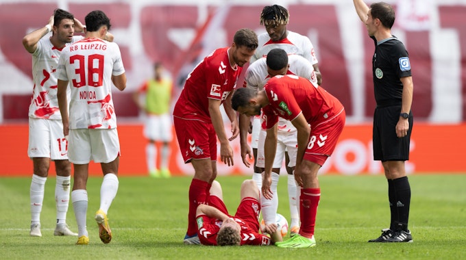 Dominik Szoboszlai (l.) liegt nach der Tätlichkeit gegen Florian Kainz (am Boden) Rot.
