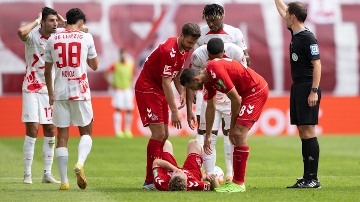 Dominik Szoboszlai (l.) liegt nach der Tätlichkeit gegen Florian Kainz (am Boden) Rot.