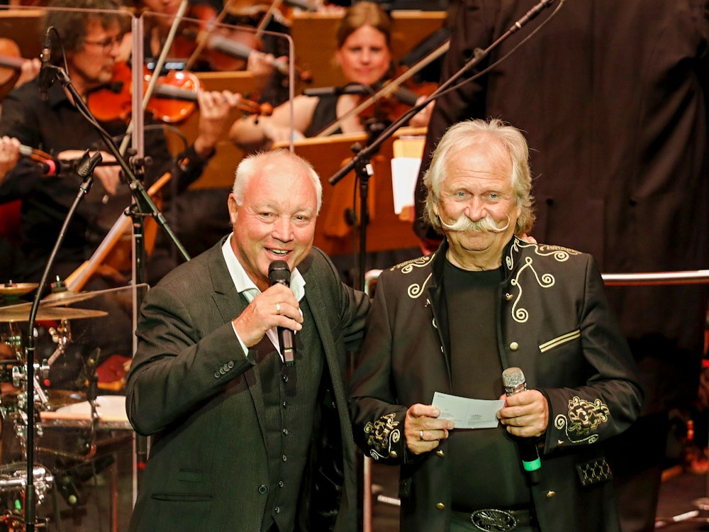 Henning Krautmacher (r.) und Ur-Hohn Peter Werner beim Auftritt in der Kölner Philharmonie.