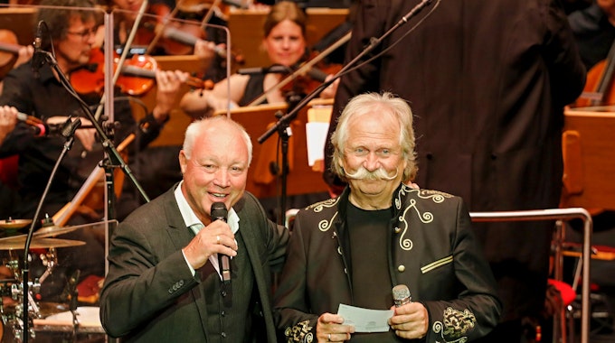 Henning Krautmacher (r.) und Ur-Hohn Peter Werner beim Auftritt in der Kölner Philharmonie.