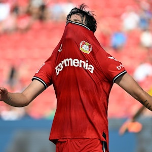 Sardar Azmoun zieht sich bei der Heim-Pleite von Bayer Leverkusen gegen den FC Augsburg enttäuscht das Trikot über das Gesicht.