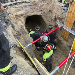 Feuerwehrleute haben in Rom einen mutmaßlichen Bankräuber aus einem eingestürzten Tunnel gerettet.