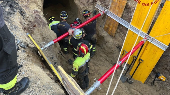 Feuerwehrleute haben in Rom einen mutmaßlichen Bankräuber aus einem eingestürzten Tunnel gerettet.