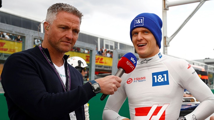 Ralf Schumacher hält Mick Schumacher im Interview ein Sky-Mikrofon hin.