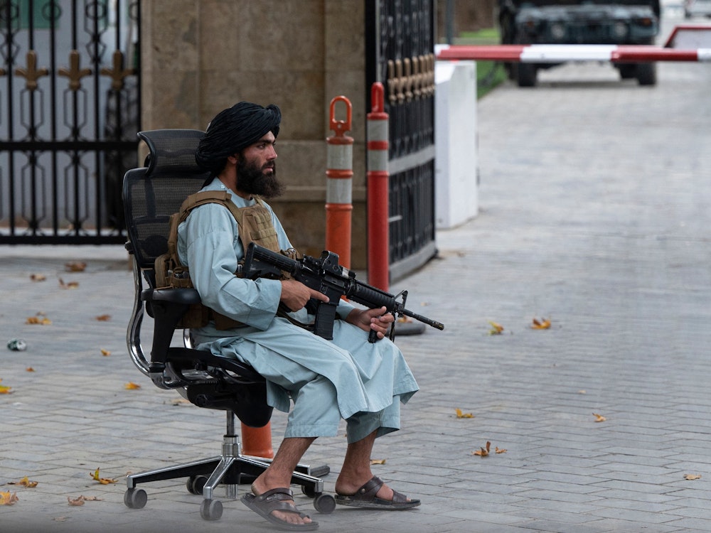 Ein Taliban-Kämpfer bewacht ein Tor nach einer Versammlung, an der der afghanische Premierminister Mohammad Hassan Akhund und der Minister für die Förderung der Tugend und Prävention von Vize-Scheich Mohammad Khalid im ehemaligen Präsidentenpalast in Kabul teilnahmen.