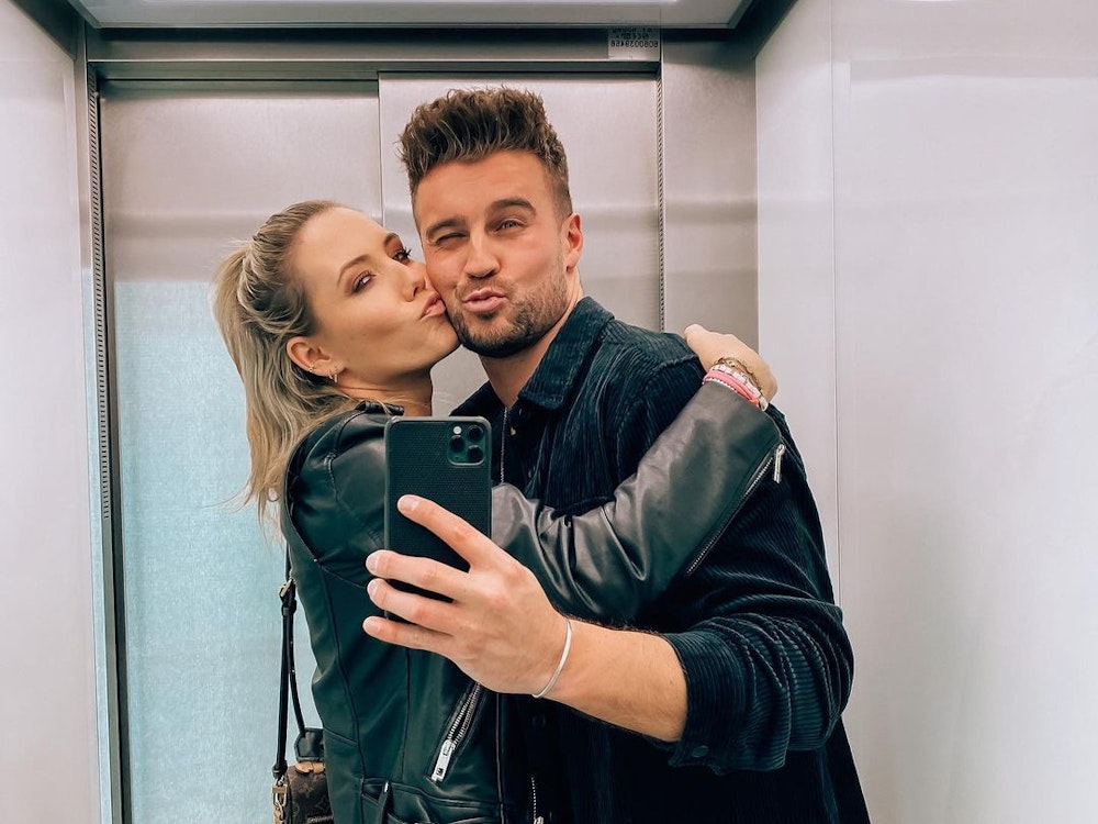 Bachelorette-Gewinner Alex Hindersmann und RTL-Moderatorin Laura Papendick, hier auf einem Instagram-Selfie vom August 2022, machen ihre Liebe offiziell.
