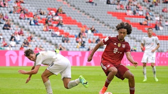 Gladbach-Verteidiger Joe Scally (l.) am 28. Juli 2021 in München im Zweikampf mit Bayern-Stürmer Joshua Zirkzee. Der Münchner hat den Ball vor sich.