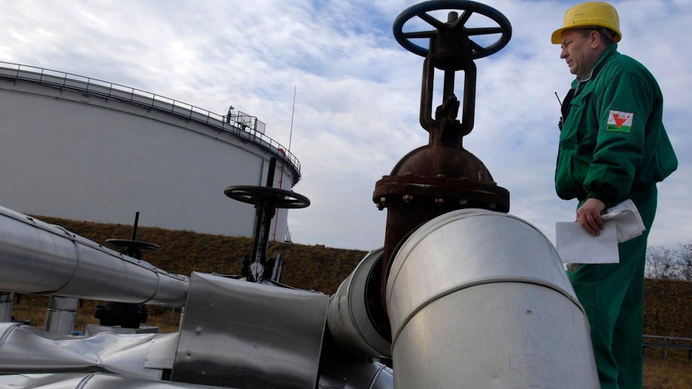 Nach ungarischen Angaben hat der russische Konzern Gazprom am Freitag (12. August 2022) damit begonnen, mehr Gas als vertraglich vereinbart an das EU-Mitgliedsland zu liefern. Das Symbolfoto aus dem Jahr 2007 zeigt einen Mitarbeiter in einer Raffinerie in Szazhalombata, südlich von Budapest.