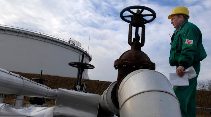Nach ungarischen Angaben hat der russische Konzern Gazprom am Freitag (12. August 2022) damit begonnen, mehr Gas als vertraglich vereinbart an das EU-Mitgliedsland zu liefern. Das Symbolfoto aus dem Jahr 2007 zeigt einen Mitarbeiter in einer Raffinerie in Szazhalombata, südlich von Budapest.