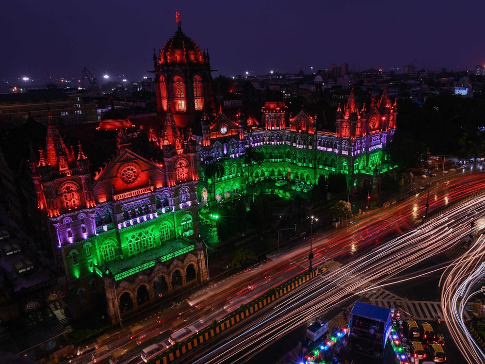Die Endstation der Chhatrapati Shivaji Railway (CST) wird im Rahmen der Feierlichkeiten vor dem 75. Unabhängigkeitstag des Landes in Mumbai mit den Farben der indischen Nationalflagge beleuchtet.