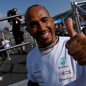 Mercedes-Pilot Lewis zeigt Daumen hoch auf dem Hungaroring.