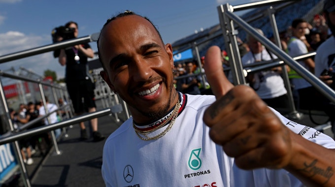Mercedes-Pilot Lewis zeigt Daumen hoch auf dem Hungaroring.
