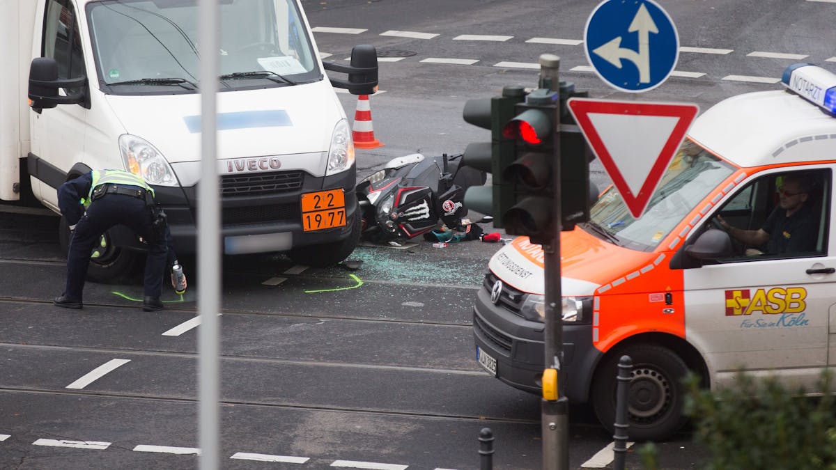 Ein Roller liegt am 21. Oktober 2016 nach einem Unfall auf einer Kreuzung in Köln Lindenthal (Nordrhein-Westfalen).&nbsp;
