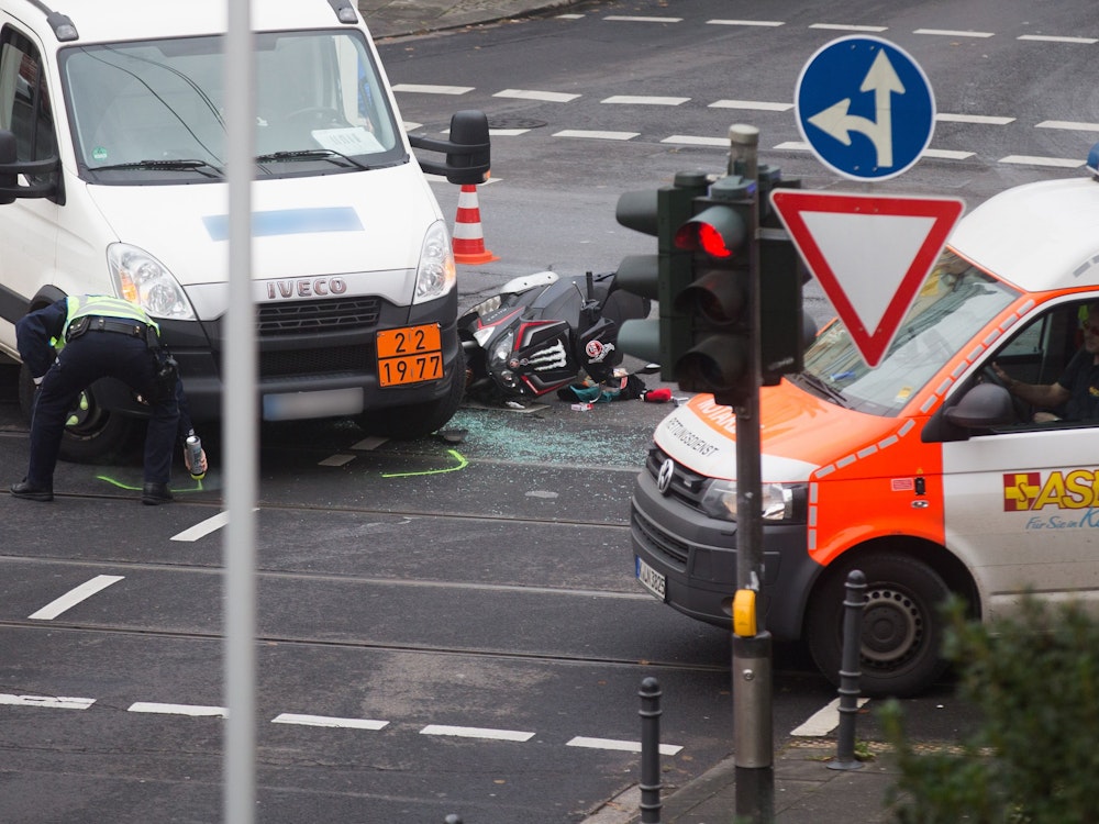 Ein Roller liegt am 21. Oktober 2016 nach einem Unfall auf einer Kreuzung in Köln Lindenthal (Nordrhein-Westfalen).