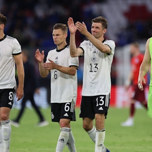 Leon Goretzka, Joshua Kimmich, Thomas Müller und Torwart Manuel Neuer (l-r) bedanken sich bei den Deutschland-Fans.