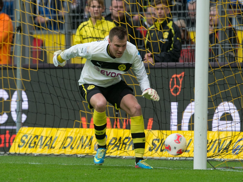 Dortmunds Kevin Großkreutz kann als BVB-Torhüter das zweite Gegentor nicht verhindern.