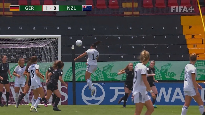 Clara Fröhlich trifft per Kopf zum 1:0 für Deutschland bei der U20-WM gegen Neuseeland.