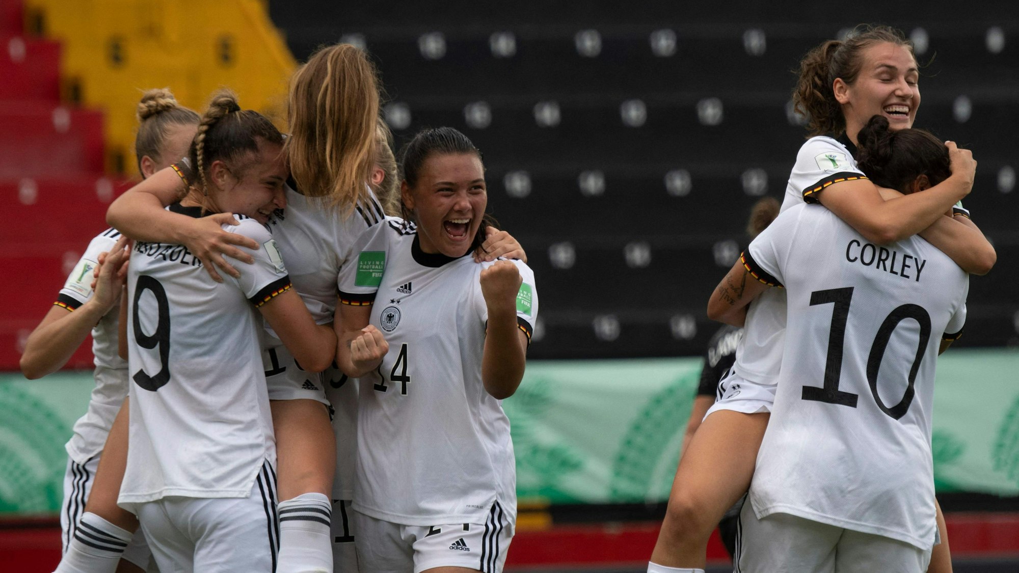 Clara Fröhlich (Nummer 14) jubelt mit den DFB-Frauen im zweiten Gruppenspiel der U20-WM gegen Neuseeland über ein Tor.