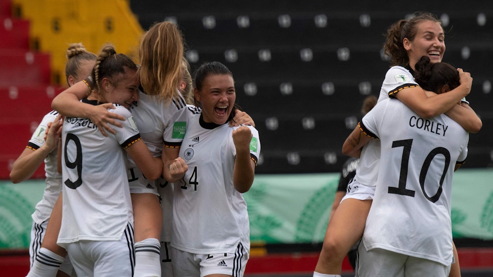 Clara Fröhlich (Nummer 14) jubelt mit den DFB-Frauen im zweiten Gruppenspiel der U20-WM gegen Neuseeland über ein Tor.