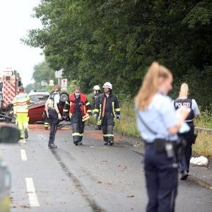 Polizeieinsatzkräfte sowie die Feuerwehr sind an einer Unfallstelle in Köln-Niehl am 20. Mai 2022.