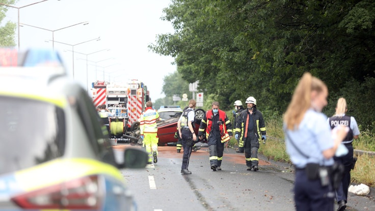 Polizeieinsatzkräfte sowie die Feuerwehr sind an einer Unfallstelle in Köln-Niehl am 20. Mai 2022.
