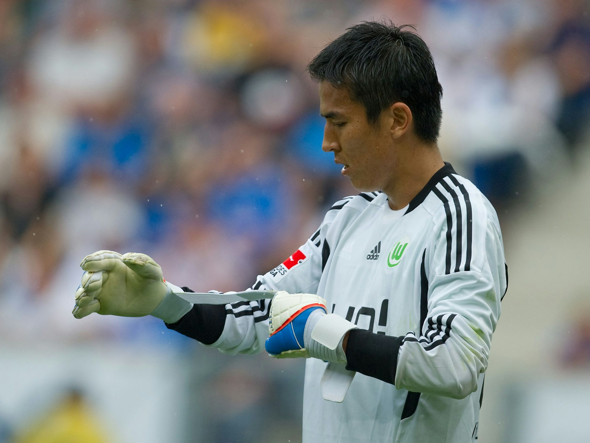 Makoto Hasebe legt sich die Torwarthandschuhe an.