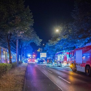 Köln: Feuerwehr und Einsatzkräfte stehen neben einer Straßenbahn, die einen Passanten mitgeschleift hat. Der 55-Jährige blieb ersten Erkenntnissen zufolge mit seinem Rucksack an der Bahn hängen und wurde dann einige Meter mitgezogen.