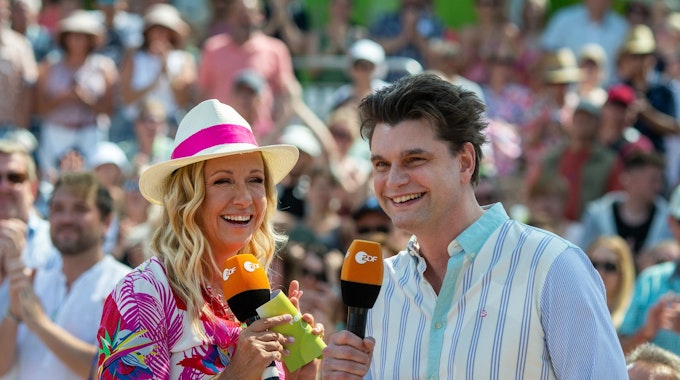 Andrea Kiewel, hier zusammen mit Co-Moderator Lutz van der Horst, grüßte am 14. August zum „Fernsehgarten“.